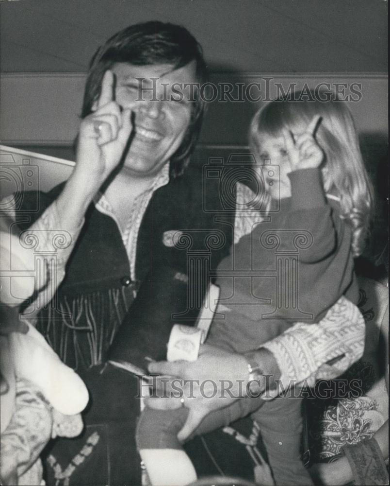 1971 Press Photo Rev Arthur Blessitt Gives 1 Fingered Sign For Jesus Loves You - Historic Images