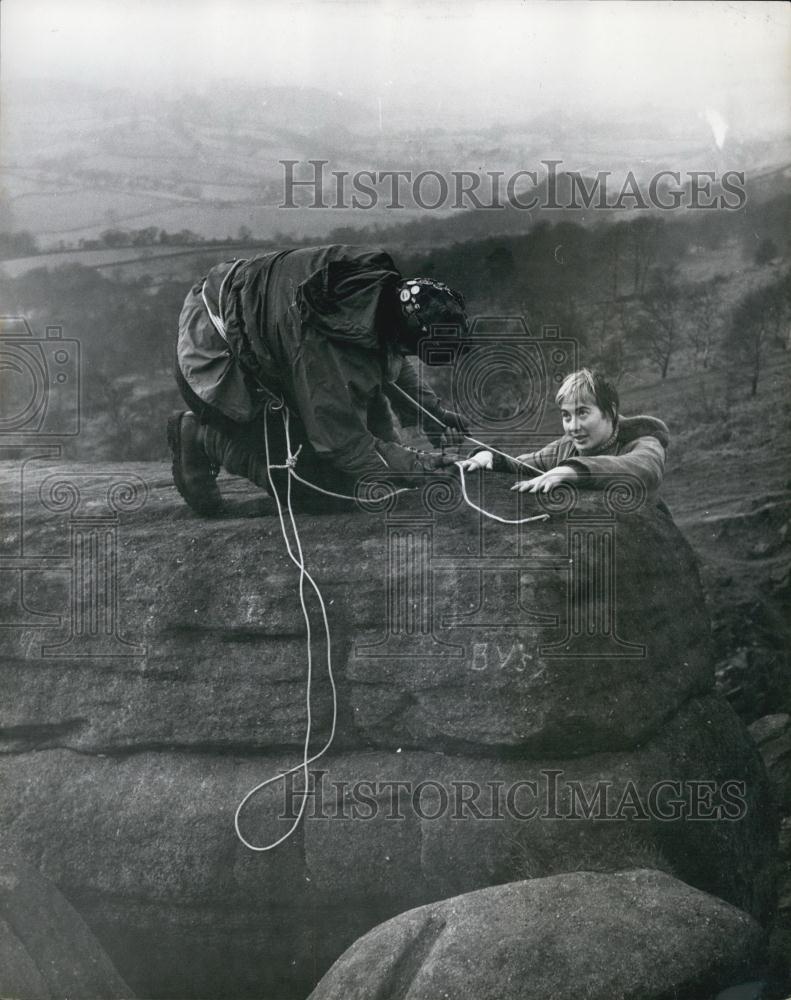 Press Photo Ronald Shuttleworth And Edrie Green Demonstrate A belay technique - Historic Images