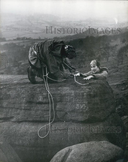 Press Photo Ronald Shuttleworth And Edrie Green Demonstrate A belay technique - Historic Images