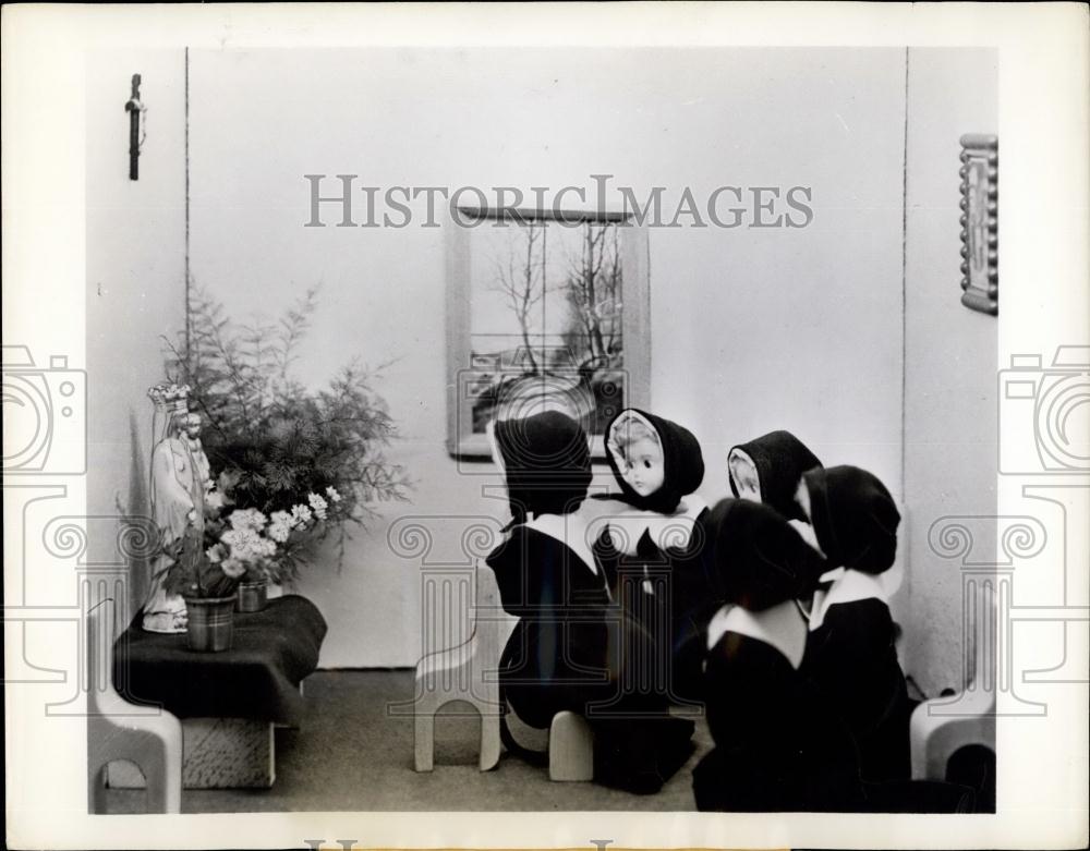 Press Photo Blessed Marguerite praying at First &amp; Perpetual Sup. Congregation - Historic Images