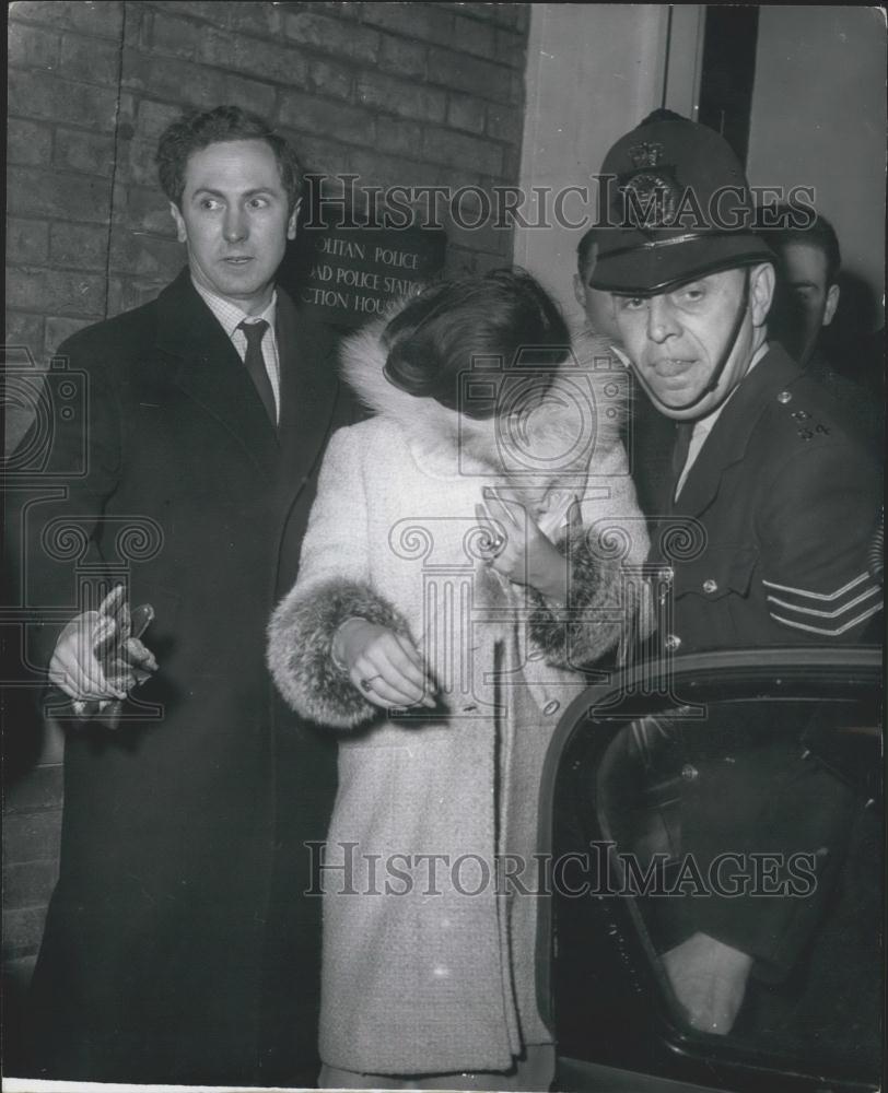 1965 Press Photo Mrs. Chloe Castle leaves a police station - Historic Images