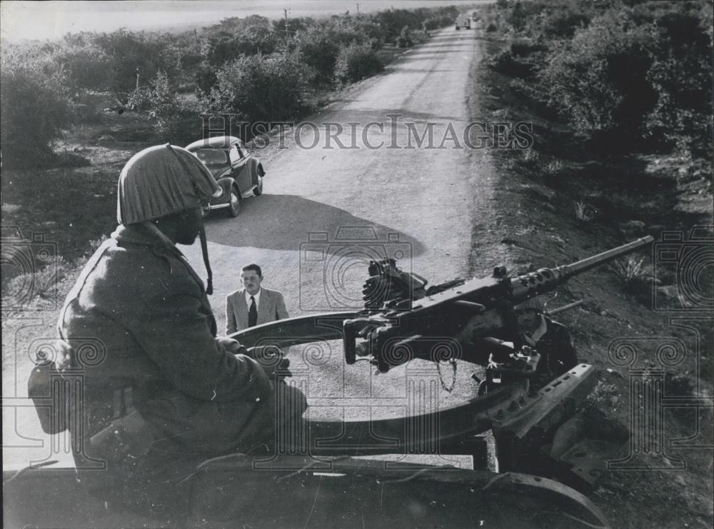 1955 Press Photo Solider With Machine Gun Searches For Escapees, Mogador Prison - Historic Images