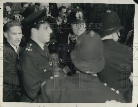 1957 Press Photo Police Arresting Alan Chambers Barricaded Self In Workshop - Historic Images