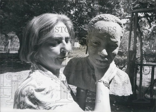 1966 Press Photo Sculptress Clara Quien & Bust of President Nyerere. - Historic Images