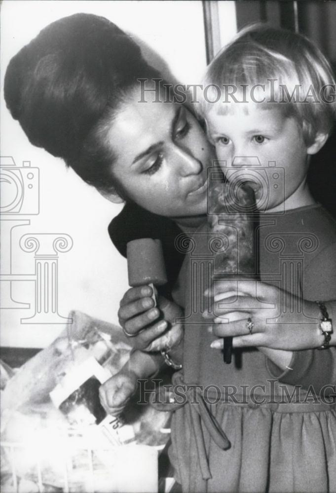 1965 Press Photo German Child Thinks She Gets Popsicle but Its Frozen Soup - Historic Images