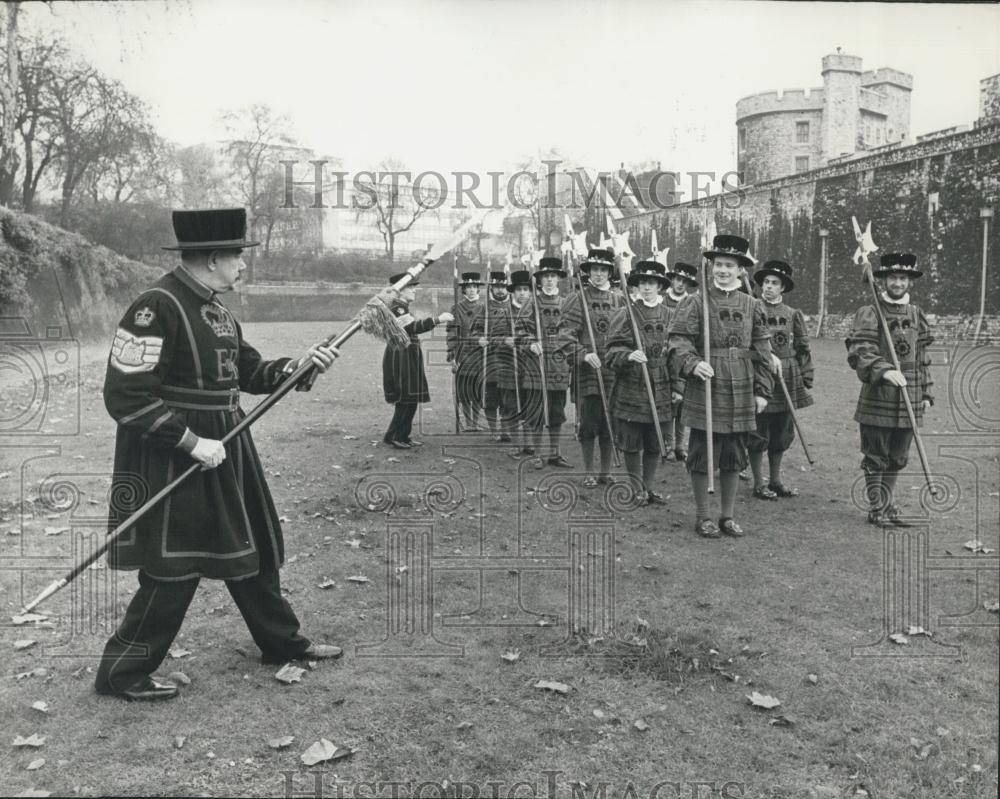 1969 Press Photo London University Students in Ceremonial Uniform of Yeomen Ward - Historic Images