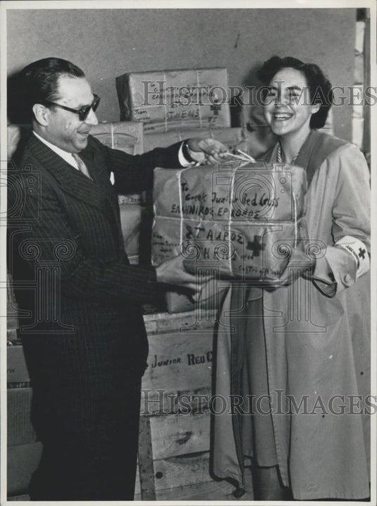 Press Photo German Redcross (Junior) Sends Aid Packages to Greece - Historic Images