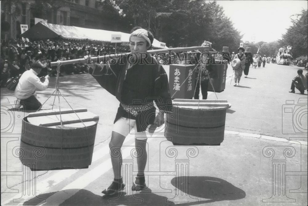 1972 Press Photo Fish Monger Walks Parade Yokohama Port Festival Japan - Historic Images