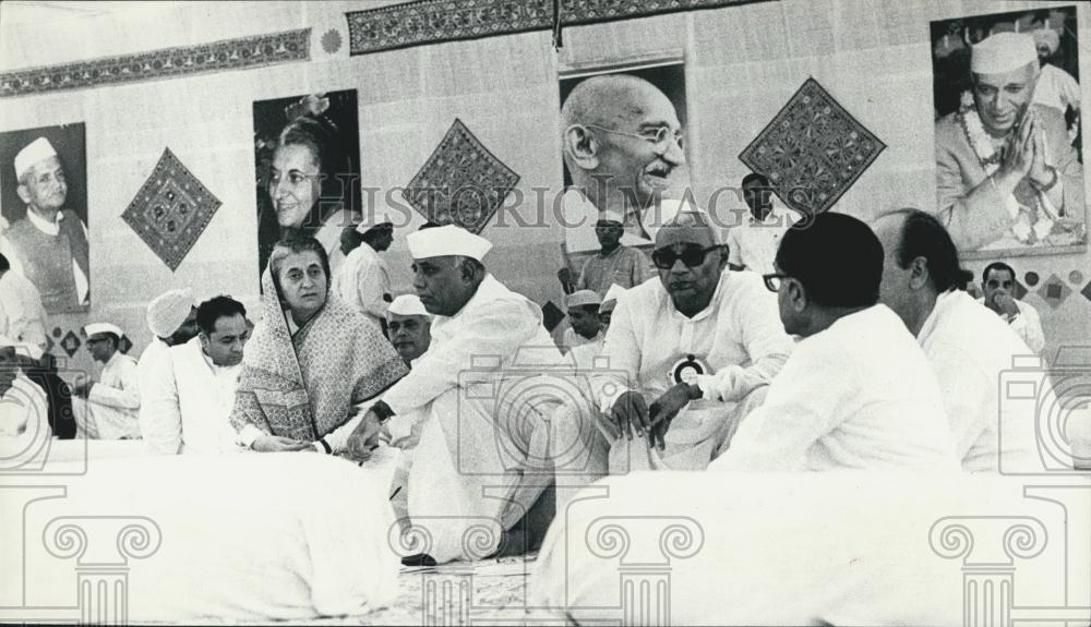 Press Photo Prime Minister Mrs. Indira Gandhi &amp; Y.B. Chavan - Historic Images