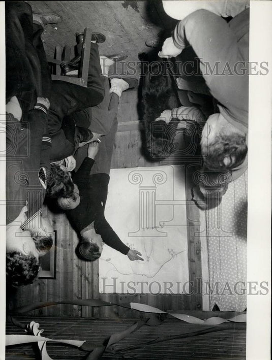 Press Photo theoretic instruction with examples in the evening-time - Historic Images