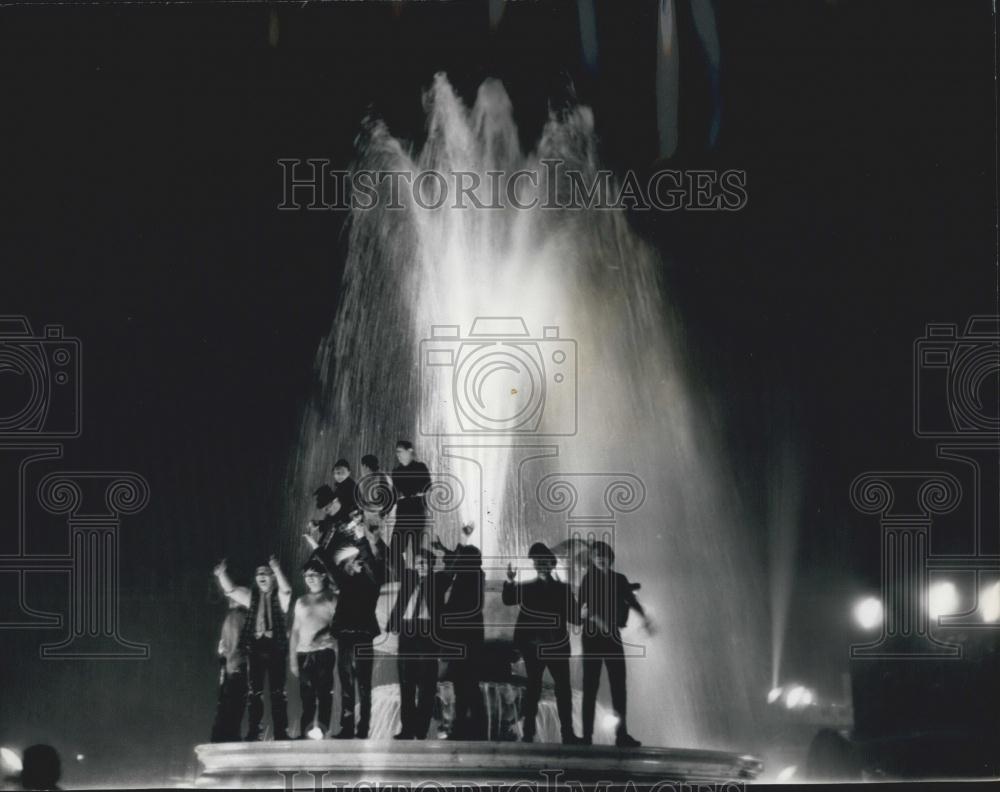 1965 Press Photo Many revelers arrested during November 5th festivities - Historic Images