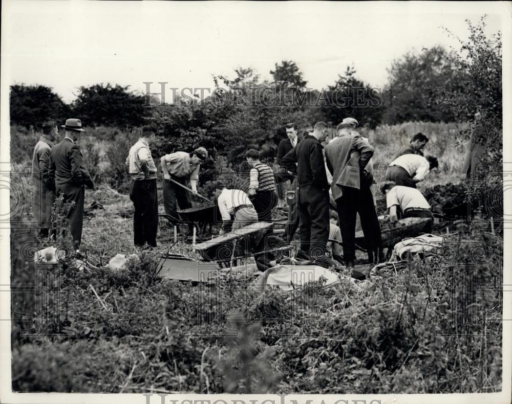 1954 Press Photo Search for Missing 4 year old Pasty Morffew at Golf Course - Historic Images