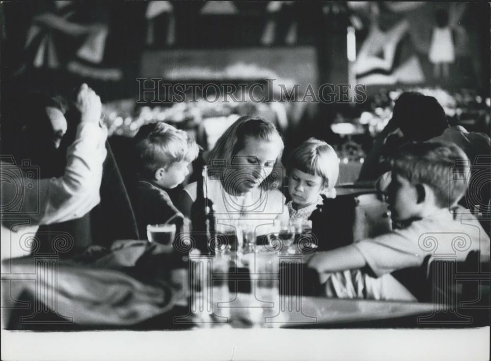 Press Photo A Large Family Sitting Down In Restaurant In Brazil - Historic Images