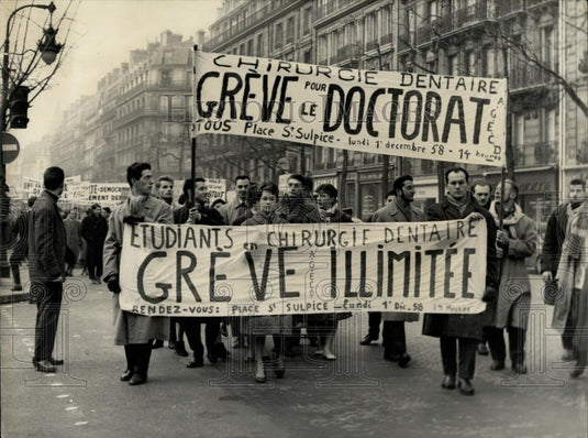 1958 Press Photo 3,000 Dentistry Students Go On Unlimited Strike - Historic Images