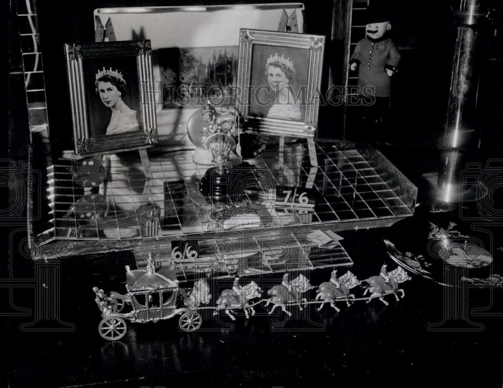 Press Photo Souvenirs For Coronation Year Seen In Gift Shop - Historic Images