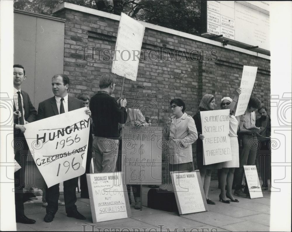 1968 Press Photo Demonstrations, Russian Embassy, Czechoslovakian Invasion - Historic Images