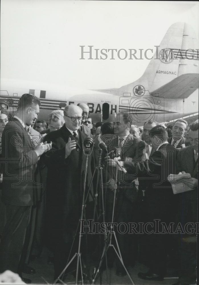 1956 Press Photo Guy Mollet French Prime Minister Airport Newspaper Interviews - Historic Images