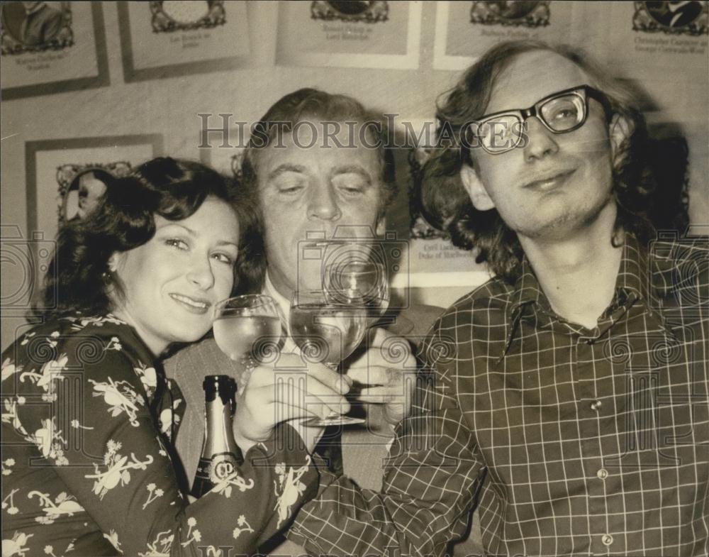 1974 Press Photo Bozena And Andy Guests Of Marriage Bureau On Romance Drink Wine - Historic Images