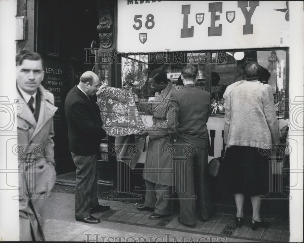 Press Photo Mr. Ley, Gift Shop owner in Trafalgar Square - Historic Images