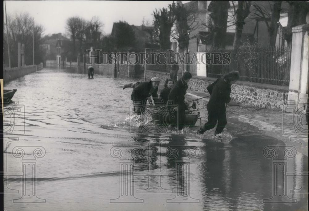 1952 Press Photo Paris Suburbs Flooded - Historic Images