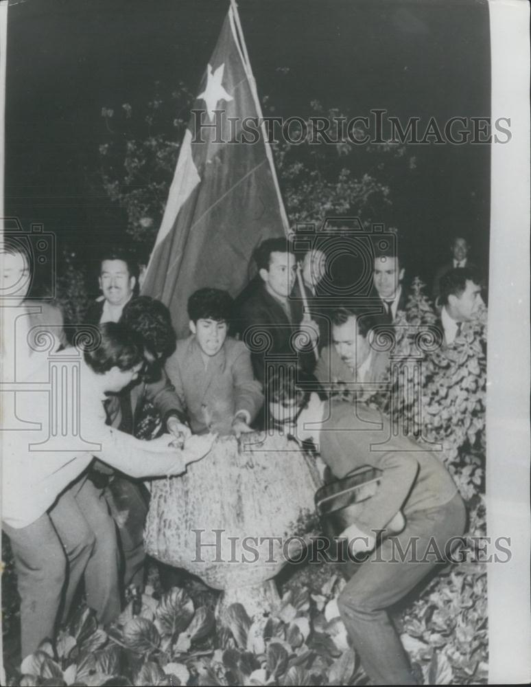 1965 Press Photo Student With The Bust Of Domingo Faustine Sarmiento - Historic Images