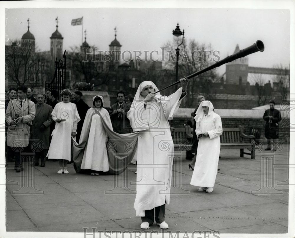 1961 Press Photo Druid Trumpeter Blows Horn To The Four Corners Of The Earth - Historic Images