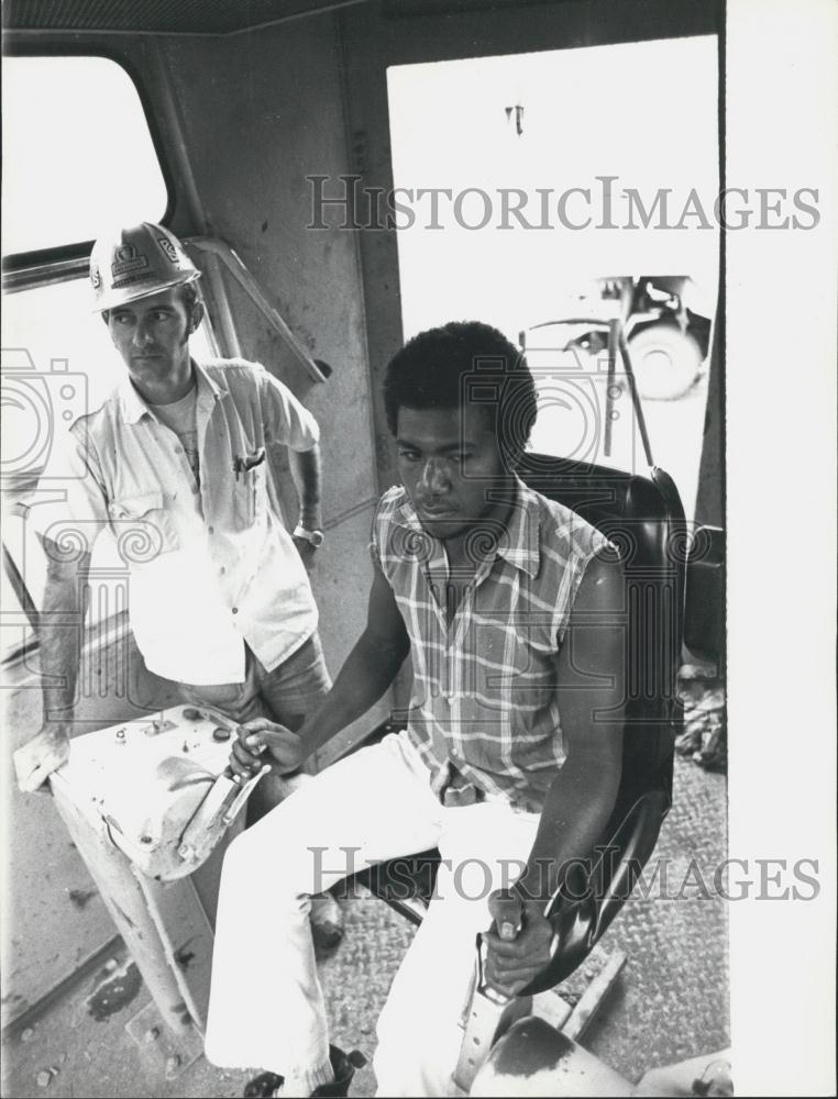 1975 Press Photo Papua New Guinea blacks in training at a mine - Historic Images