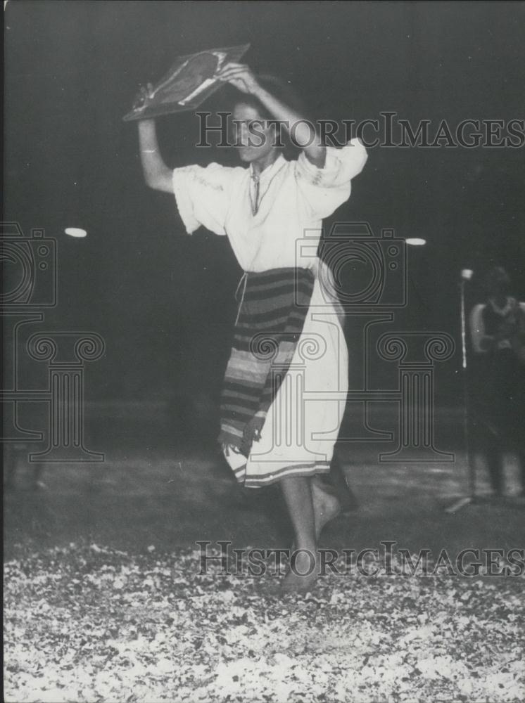 1965 Press Photo Bulgarian Girl Dancing On Live Coals During Winter Approach - Historic Images