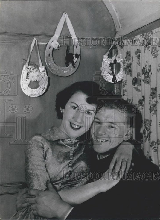 Press Photo Shirley And Gilbert in their home,A bus - Historic Images