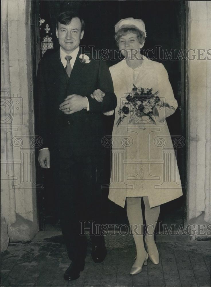 1967 Press Photo Ex-Priest Charles Davis With New Wife Florence Henderson - Historic Images