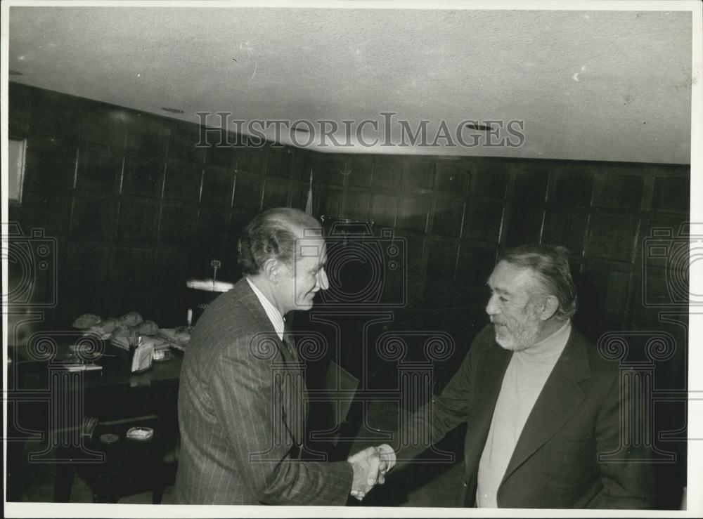 1974 Press Photo Anthony Quinn Actor Greece Signs Agreement General Cinema - Historic Images