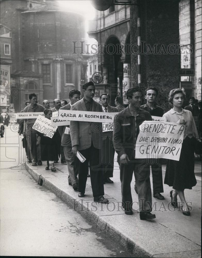 Press Photo Protest, Picket Signs - Historic Images