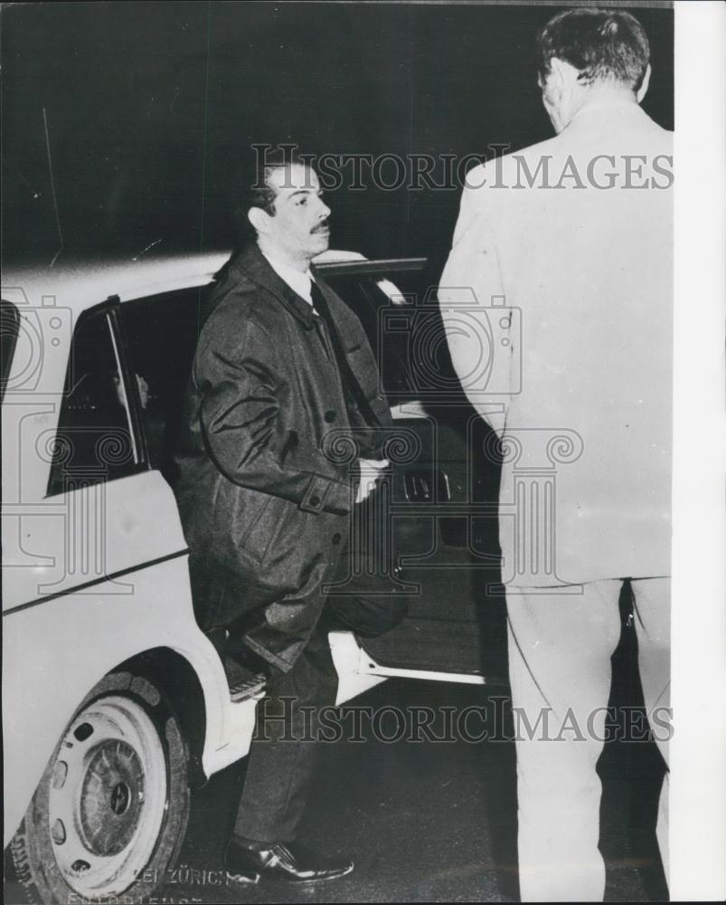 1970 Press Photo Arab Hostage Mohammed Abu El-Heiga Leaving Car After Release - Historic Images