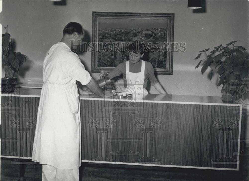 Press Photo The surgeons have their own common room - Historic Images