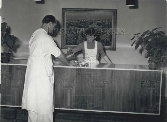 Press Photo The surgeons have their own common room - Historic Images