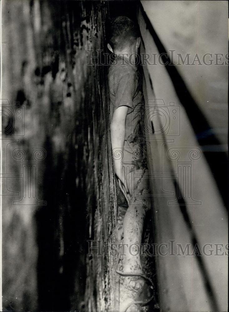 1958 Press Photo Eleven Year Old Boy Trapped In 7 Inch Cavity - Historic Images