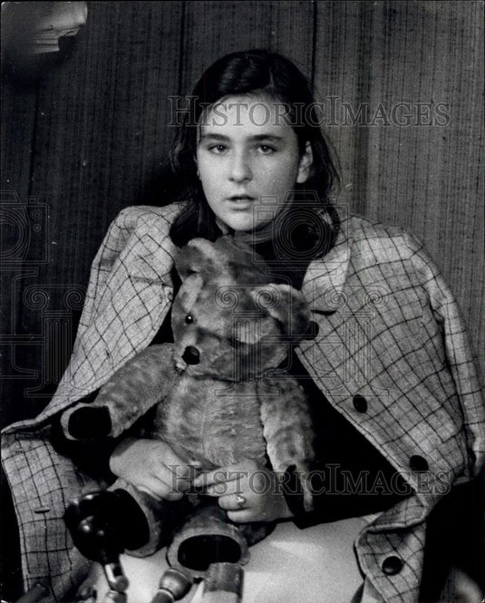 1970 Press Photo Vicky Halton & teddybear,safe after hijscking - Historic Images