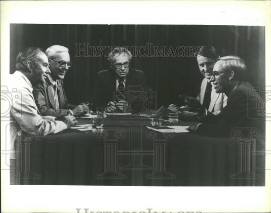 Press Photo Moderator Paul Duke & Journalist Panel Discuss Current Events - Historic Images