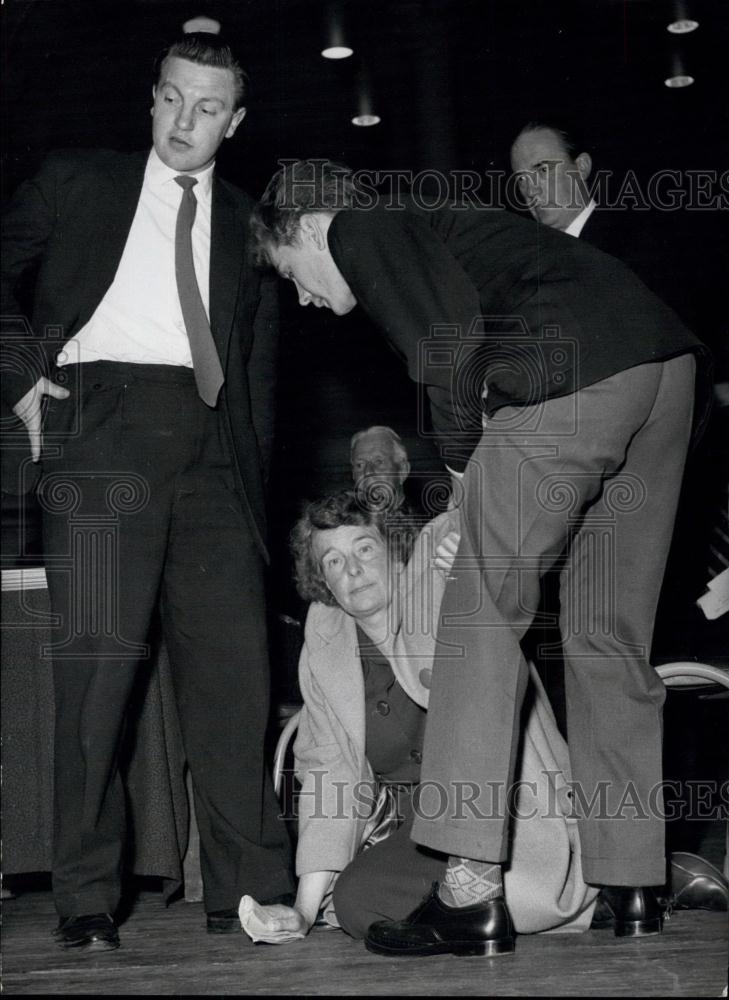 1961 Press Photo Police remove protestor trying to get foxhunting banned - Historic Images