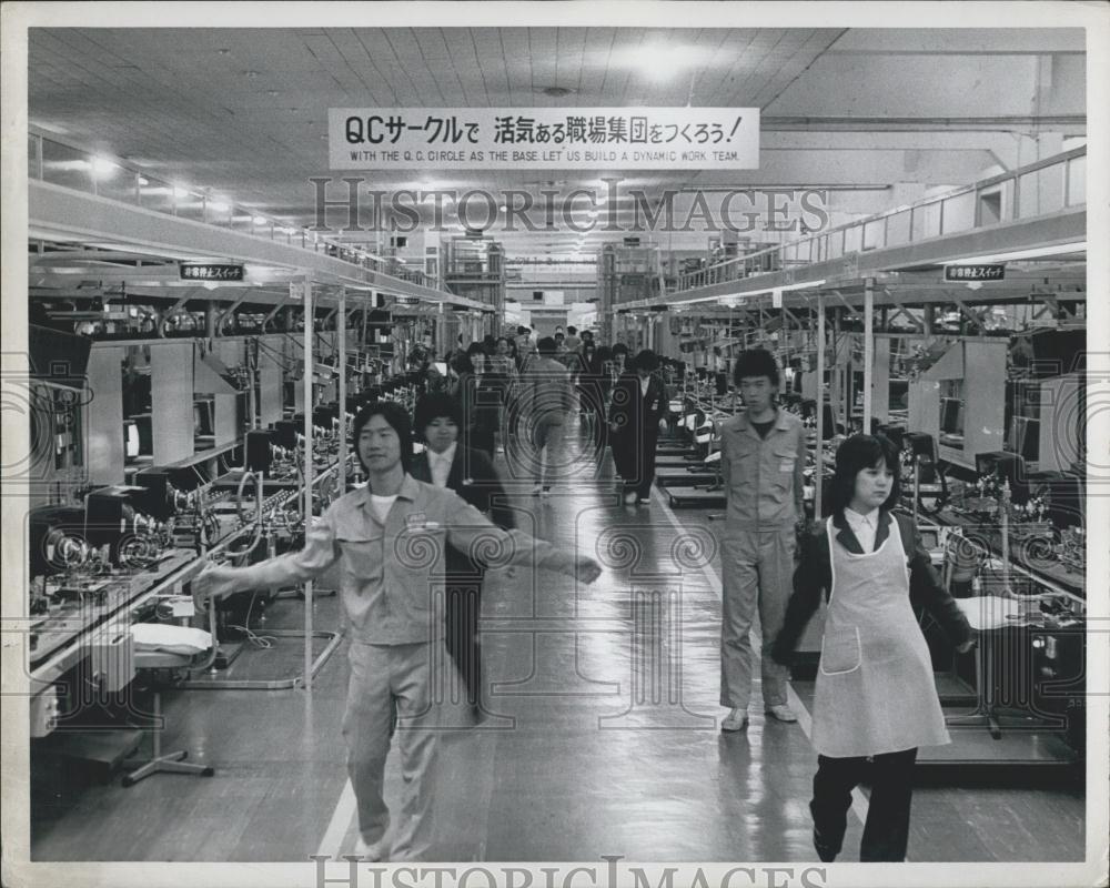 1982 Press Photo Fatsushita's Panasonic color T. V. plant Osaka ,Japan - Historic Images
