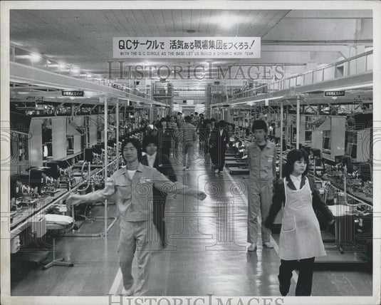 1982 Press Photo Fatsushita's Panasonic color T. V. plant Osaka ,Japan - Historic Images