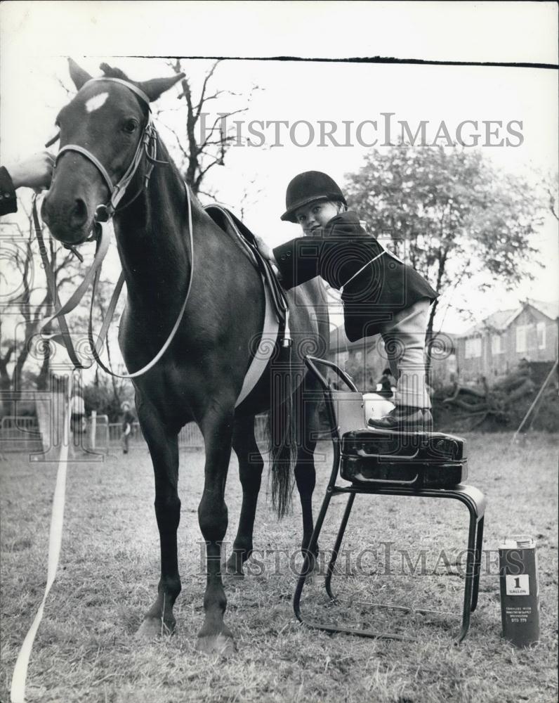 1963 Press Photo two-year-old Diane Catton mounting horse - Historic Images