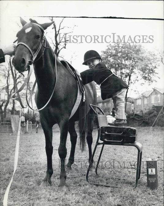 1963 Press Photo two-year-old Diane Catton mounting horse - Historic Images