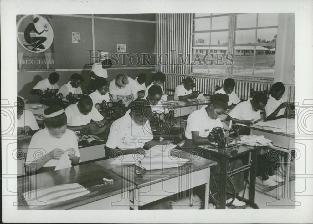 Press Photo Belgian Congo,sewing course at a Leopoldville professional school - Historic Images
