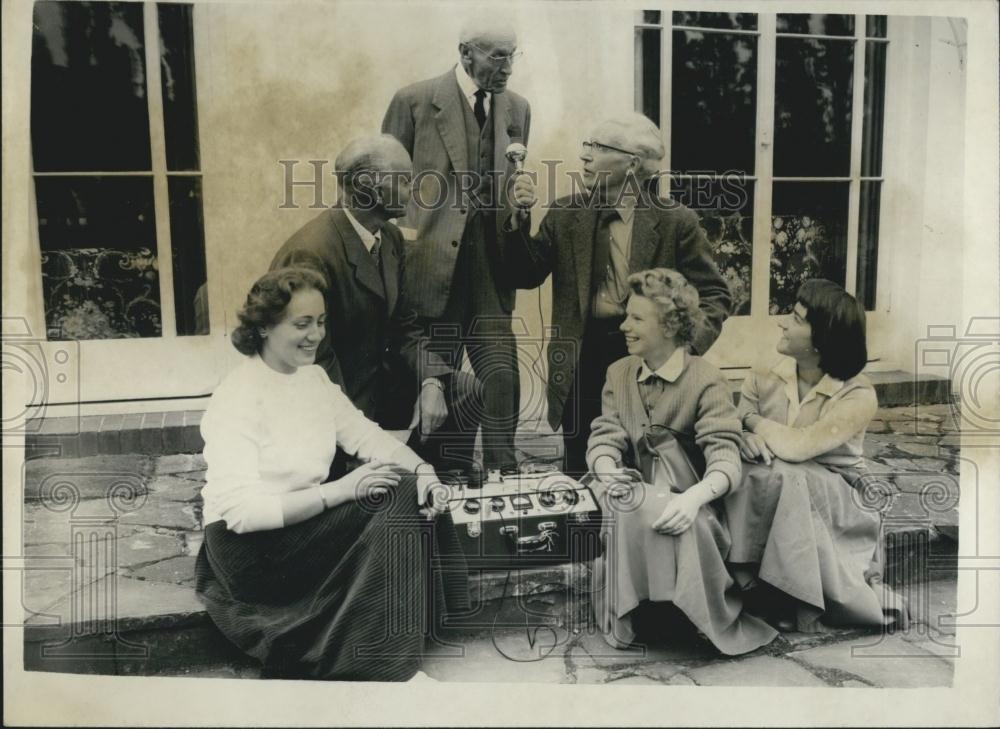 1957 Press Photo B.B.C. English by radio summer school - Historic Images