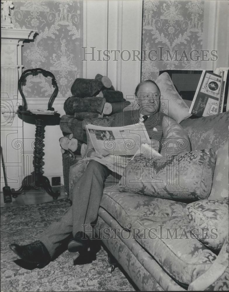 1963 Press Photo Conservative Party Leader R.A. Butler With Newspaper On Couch - Historic Images