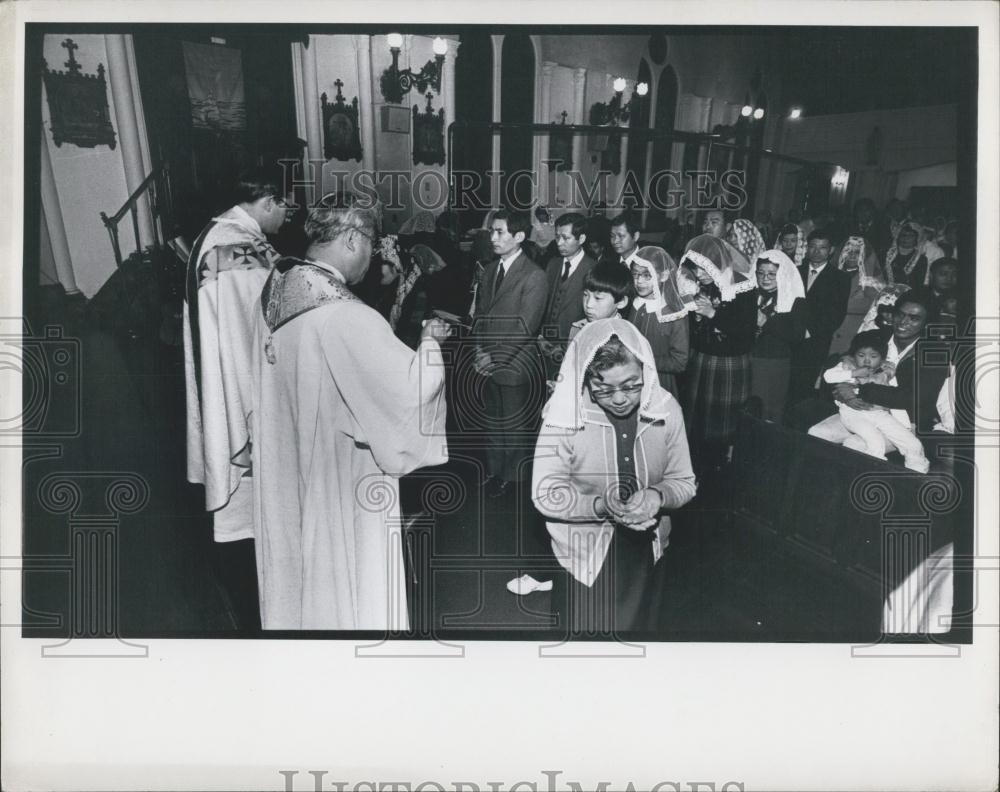 Press Photo Asian Catholic Christmas Mass Communion - Historic Images