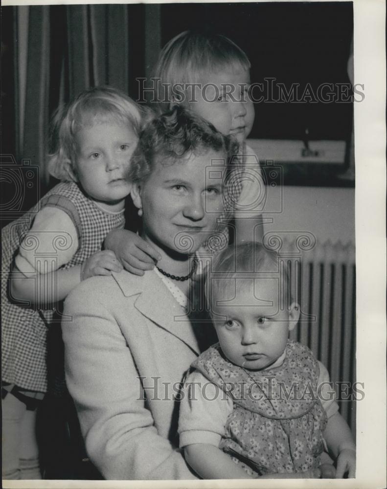 1958 Press Photo Family Of 7 Allowed To Stay In UK After Pox Outbreak Cancel Trp - Historic Images