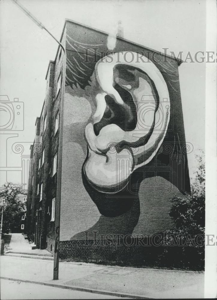 Press Photo Duesseldorf West Germany art mural on building - Historic Images