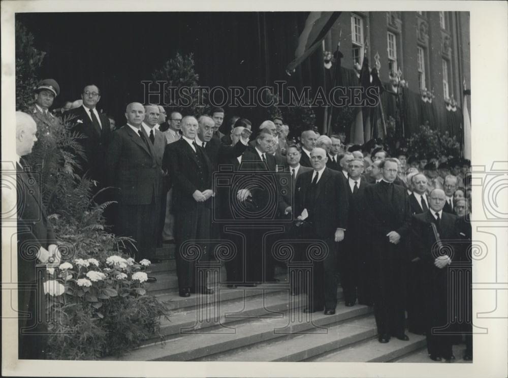 1953 Press Photo Dr. Konrad Adenauer W German Rep Chancellor At Rioter Funeral - Historic Images